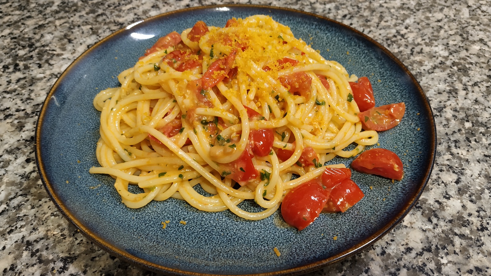Spaghettone Zafferano, Pomodorini e Bottarga
